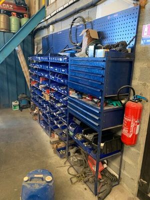 un garage avec de nombreux outils sur les étagères