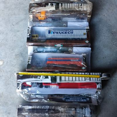 beaucoup de stylos et de crayons éparpillés par terre