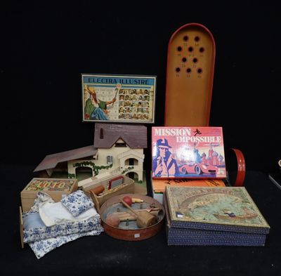 un grand nombre d'objets posés sur une table