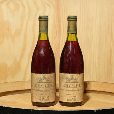 deux bouteilles de vin posées sur un tonneau en bois