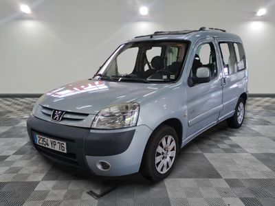 la photo d'une petite camionnette bleue garée dans un garage