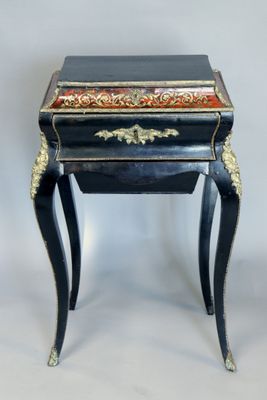 une petite table noire ornée d'un motif doré