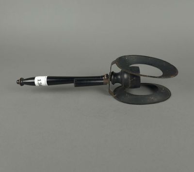 l'image d'un objet en noir et blanc sur une surface grise