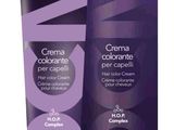un gros plan d'un tube de crème sur fond blanc