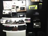 un présentoir d'appareils électroniques dans un magasin