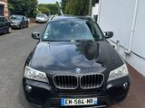 une photo d'un SUV BMW garé sur le bord de la route