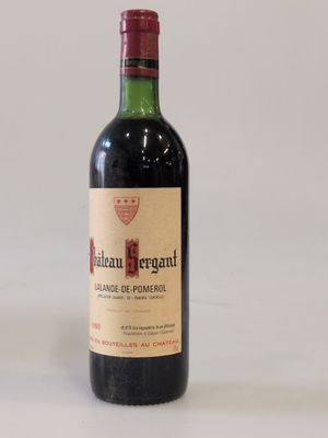 une bouteille de vin posée sur une table