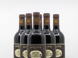 six bouteilles de vin rouge sont alignées