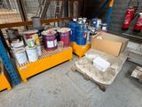 de nombreux pots de peinture posés sur une étagère dans un entrepôt