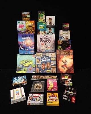 beaucoup de jeux posés ensemble sur la table