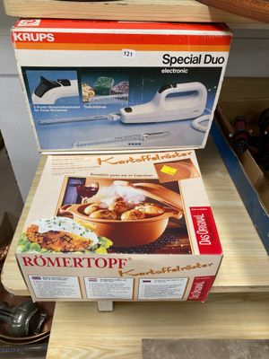 deux boîtes de nourriture posées sur une table en bois