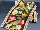 deux morceaux de tissu brodés représentant des fleurs et des feuilles
