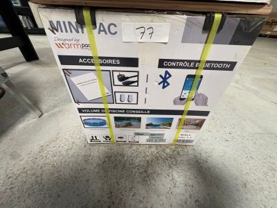 une boîte posée sur une table