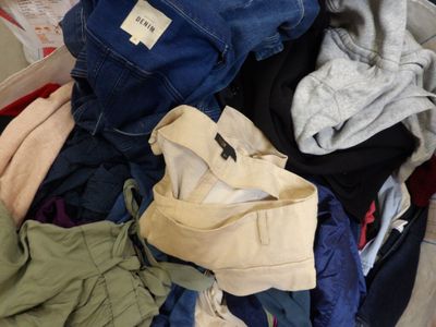 une pile de vêtements posée sur le sol