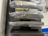 une pile de dossiers posée sur un bureau, à côté d'un ordinateur