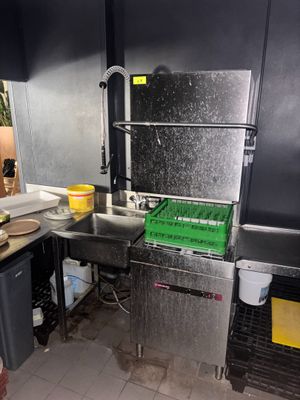une image d'une cuisine avec un évier et un réfrigérateur