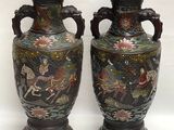 deux vases posés sur une table