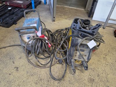 un tas de fils et d'outils par terre