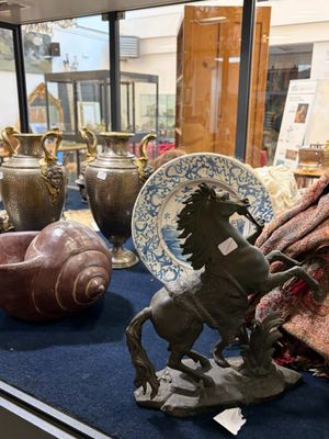 de nombreux vases exposés dans une vitrine