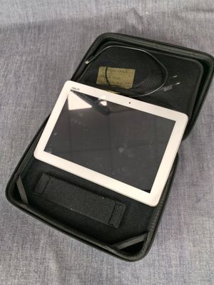 une mallette noire contenant une tablette, posée sur un lit