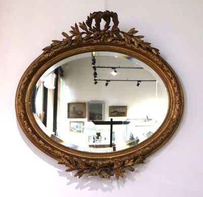 un miroir accroché au mur d'une pièce