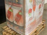 une palette sur laquelle est posée une grande caisse de fruits