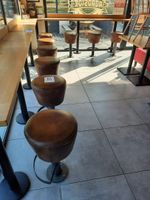 9 tabourets en métal laqué gris, assise façon cuir marron, t…