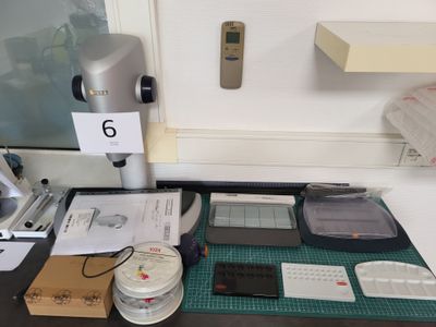 une table sur laquelle se trouvent beaucoup d'objets