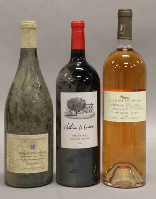 trois bouteilles de vin posées l'une à côté de l'autre sur une table