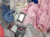 un sac rempli de vêtements et d'autres objets