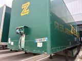 un gros camion vert garé sur un parking
