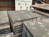 de nombreuses piles de cartons empilés les uns sur les autres