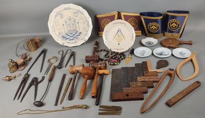 un grand nombre d'objets anciens qui se trouvent sur la table
