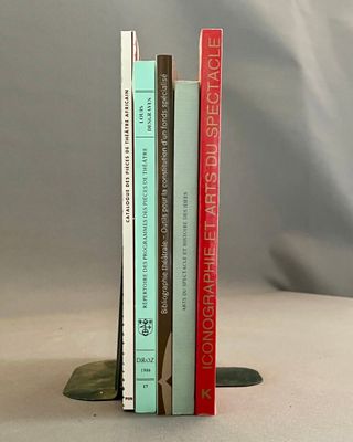 trois livres empilés les uns sur les autres