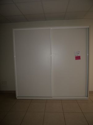 une grande armoire stratifié 2 portes coulissantes, à démont…