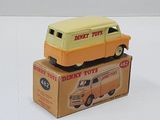 un camion jouet jaune et orange posé sur une boîte