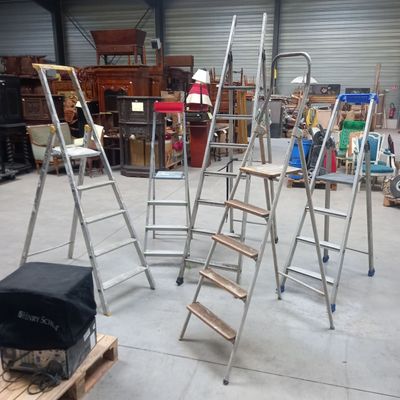 many ladders that are sitting in the middle of a room
