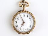 une petite montre de poche en or, attachée à une chaîne