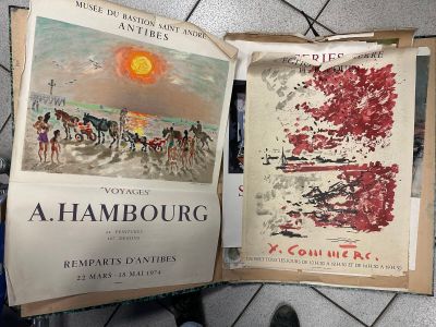 deux livres posés par terre, avec une personne debout à côté d'eux