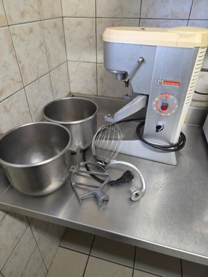 un mixeur et deux saladiers posés sur le plan de travail de la cuisine