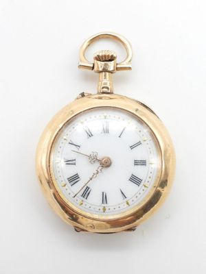 une image d'une montre de poche en or avec des chiffres romains sur le cadran