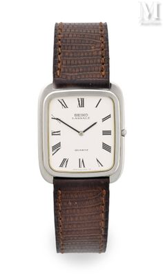 gros plan d'une montre-bracelet avec des chiffres romains sur le cadran