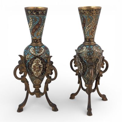 JAPON Paire de vases en bronze patiné à décor d'oiseaux et f…