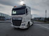 un gros camion blanc qui roulait sur la route