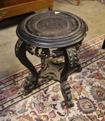 une petite table posée sur un tapis dans une pièce