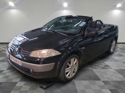 une photo d'une décapotable noire garée dans un garage