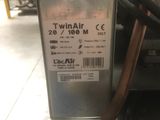 une photo en gros plan d'un chauffe-eau posé sur une table