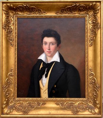 portrait d'un jeune homme vêtu d'un manteau noir et d'un gilet jaune