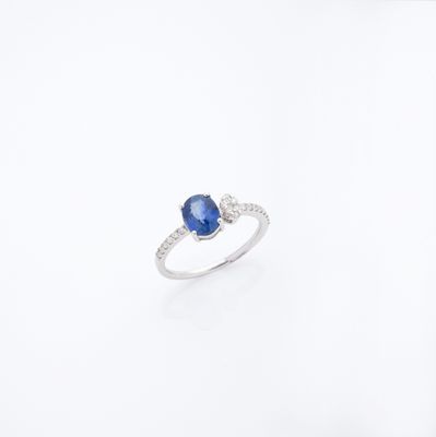 BAGUE En or gris, sertie d'un saphir ovale pesant environ 1,…
