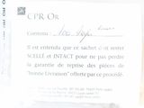 un sac de nourriture posé sur une table